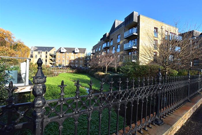 3 Bedroom Flat To Rent In Kings Mill Way, Denham, UB9