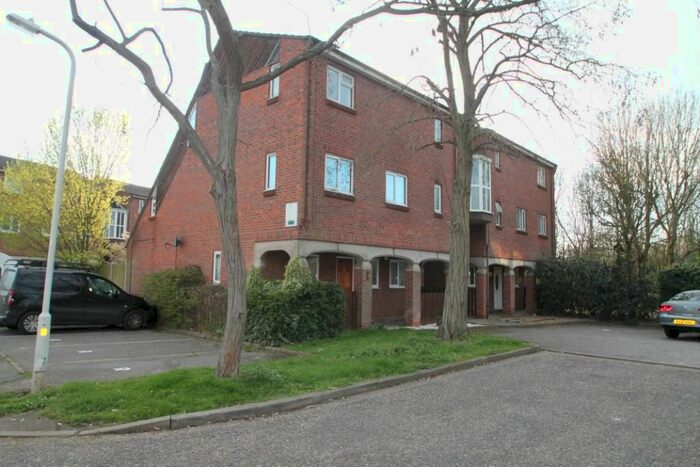 1 Bedroom Flat To Rent In Brackley Crescent, Basildon, SS13