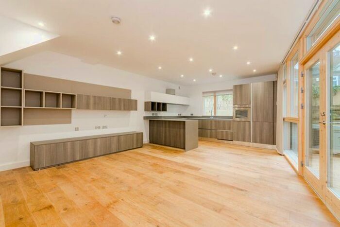 3 Bedroom Flat To Rent In Moray Mews, London, N7