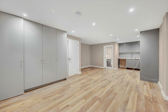 3 Bedroom Flat To Rent In Munster Road, London, SW6