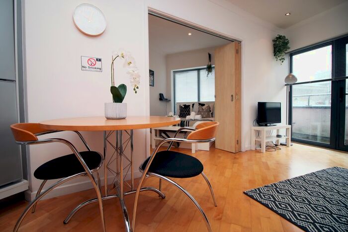 2 Bedroom Flat To Rent In Dray Court, Caroline St, Cardiff, CF10