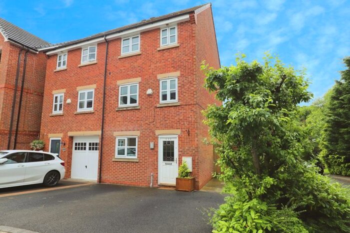 4 Bedroom Town House To Rent In Kingsbury Close, Bury, BL8