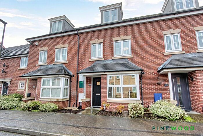 4 Bedroom Town House To Rent In Horse Chestnut Close, Chesterfield, Derbyshire, S40