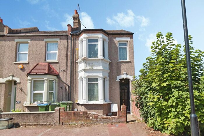 3 Bedroom End Of Terrace House For Sale In Ravine Grove, London, SE18