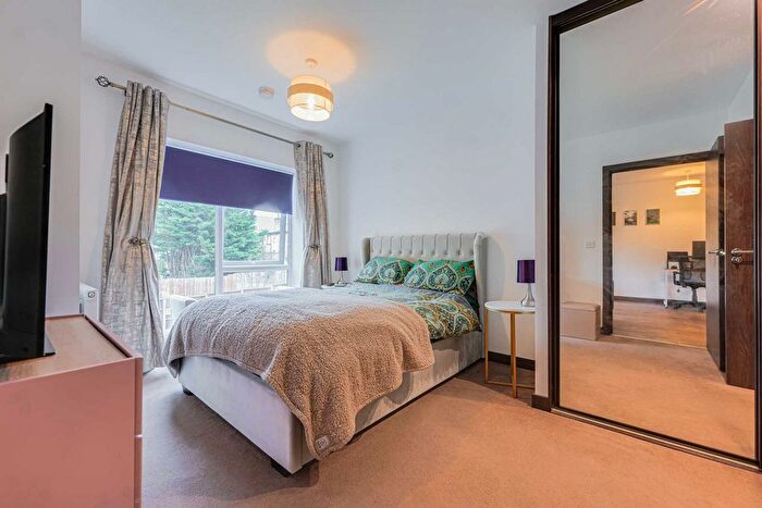 1 Bedroom Flat For Sale In Fairfax Drive, Westcliff-On-Sea, SS0
