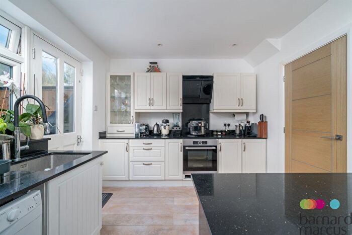 3 Bedroom Terraced House For Sale In Linden Road, London, N11