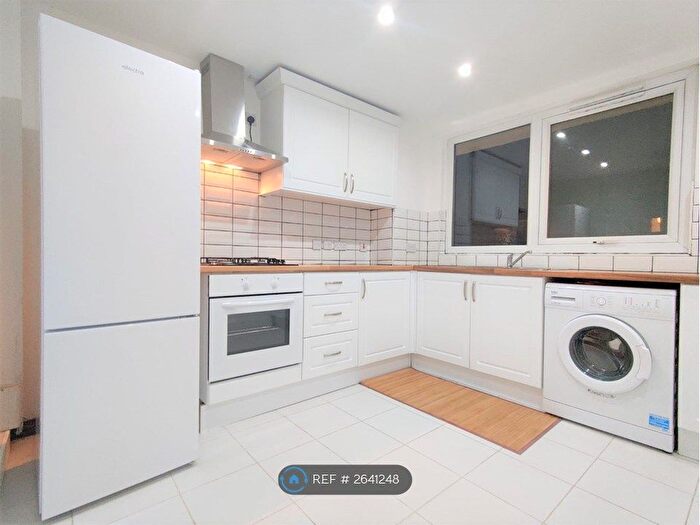 3 Bedroom Flat To Rent In Kelyway House, London, SW2