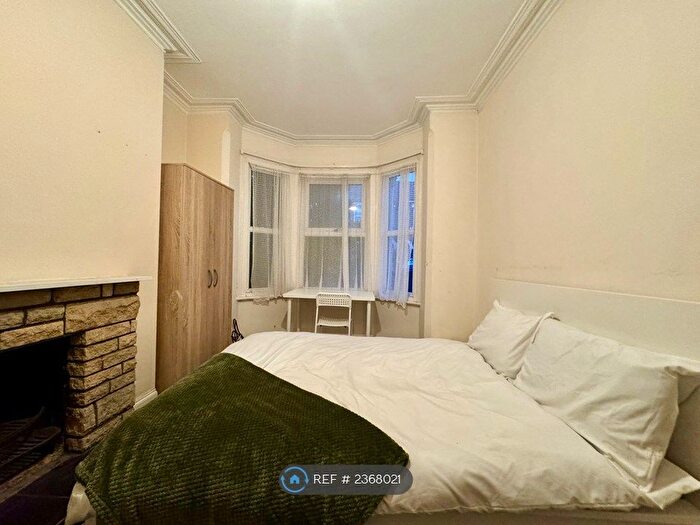 4 Bedroom Terraced House To Rent In Radstock Road, Reading, RG1