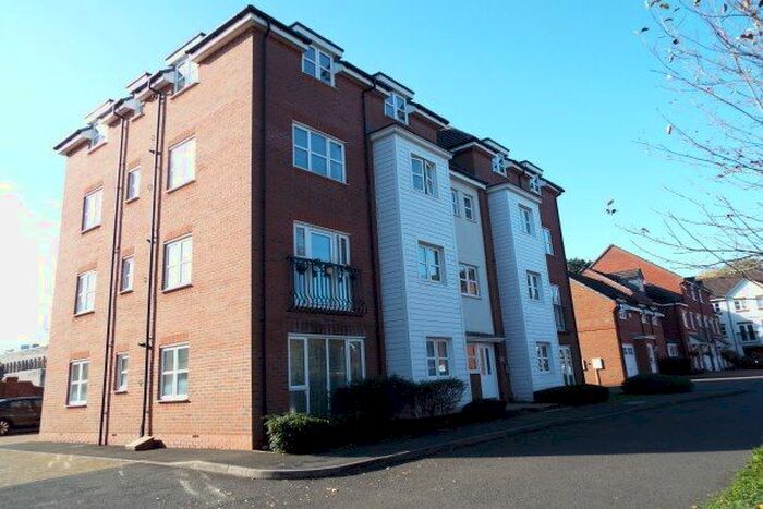 2 Bedroom Flat To Rent In Shottery Close, Redditch, B98