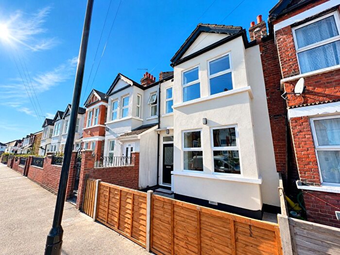 3 Bedroom Terraced House For Sale In Cromwell Road, Hounslow, TW3