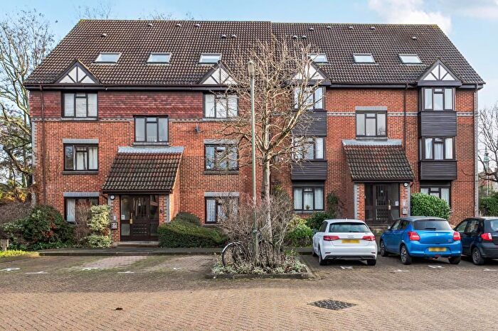 1 Bedroom Flat For Sale In Templecombe Mews, Woking, GU22