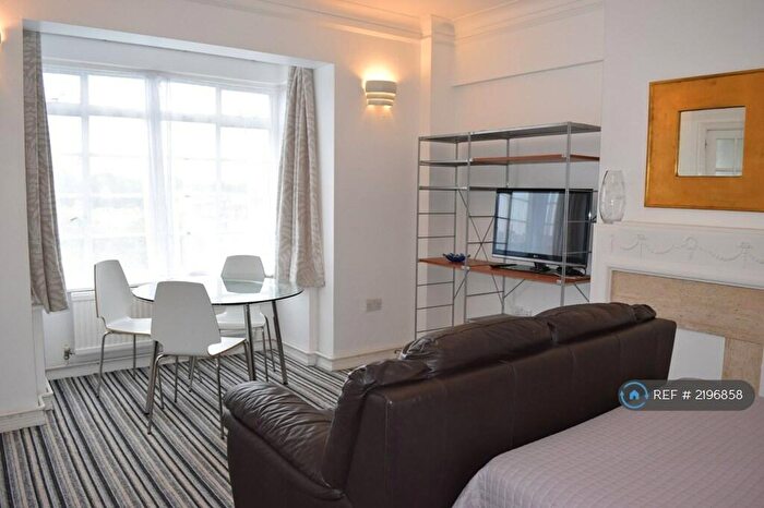 Studio To Rent In Rossmore Court, London, NW1
