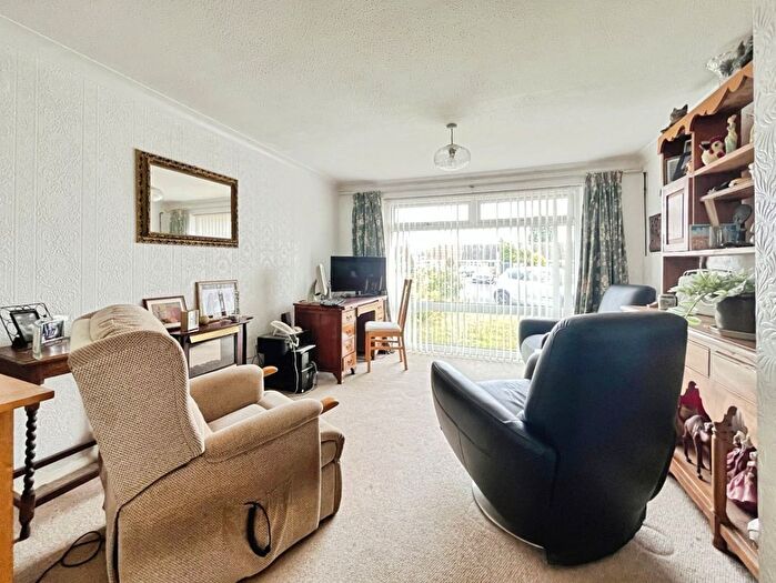 2 Bedroom Semi-detached Bungalow For Sale In Formby Close, Cottingham, HU16