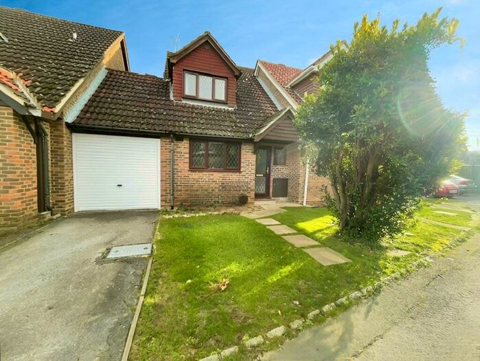 3 Bedroom Semi-Detached House To Rent In Pettys Brook Road, Chineham, RG24