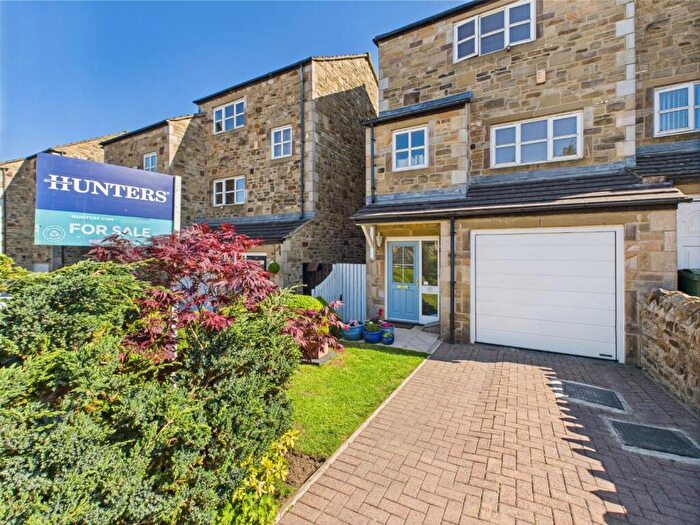 3 Bedroom Semi-Detached House For Sale In Pepper Hill Lea, Keighley, BD22
