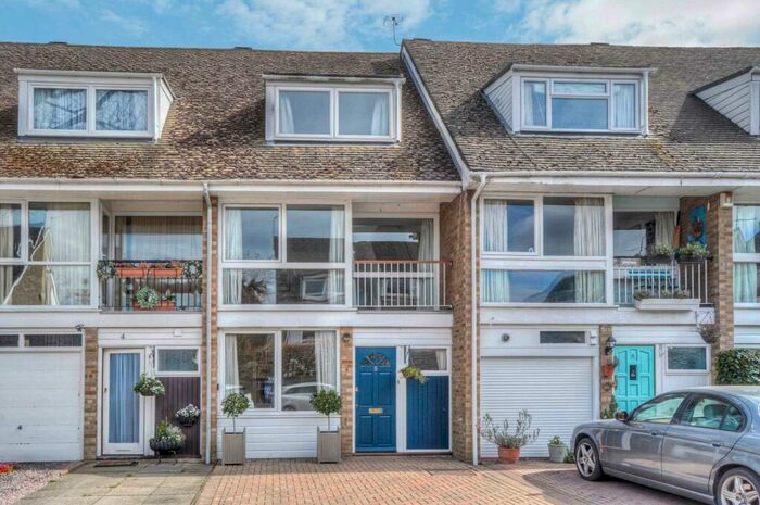 3 Bedroom Town House To Rent In Beaufort Close, Central Marlow, SL7