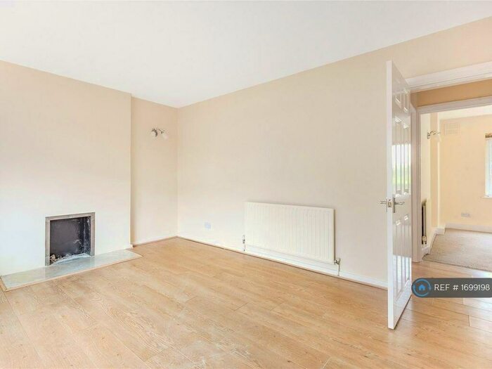 3 Bedroom Flat To Rent In Dale Court, Bromley, BR1