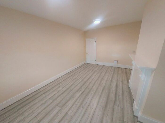 2 Bedroom Flat To Rent In High Street North, Dunstable, LU6