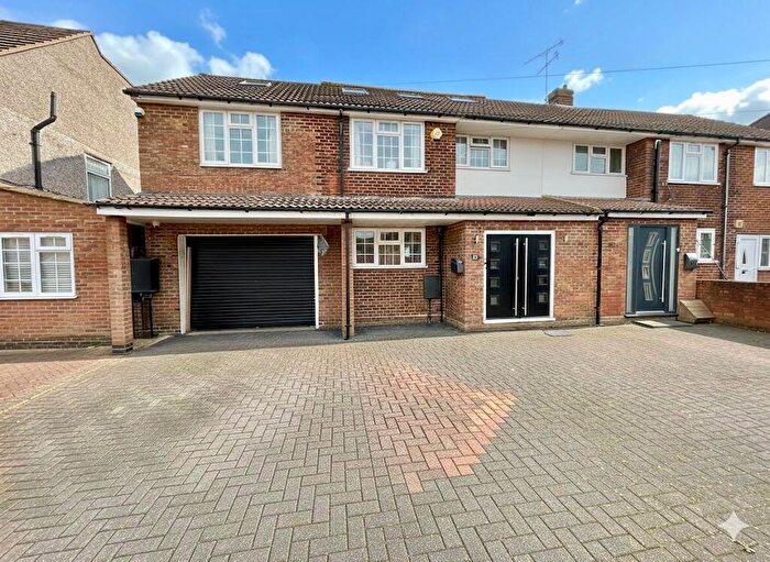 7 Bedroom Semi-Detached House For Sale In Austin Road, Luton, Bedfordshire, LU3