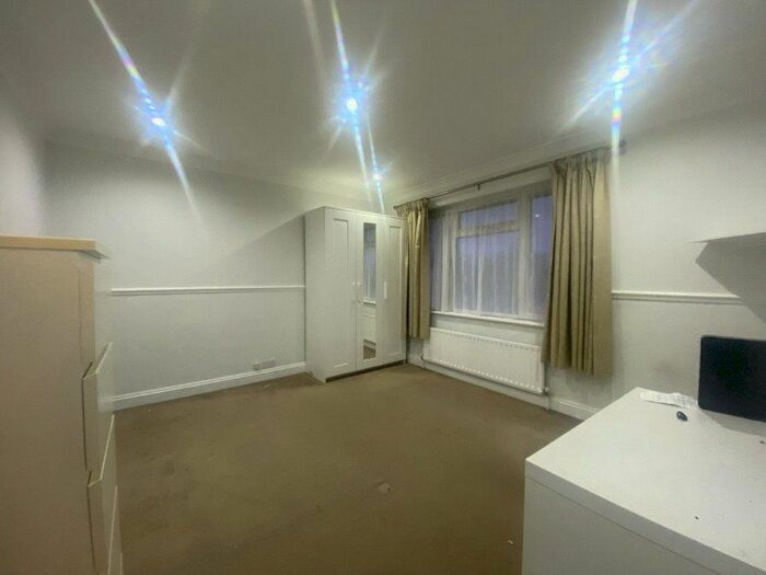 3 Bedroom Terraced House To Rent In Blackthorn Road, Reigate, Surrey, RH2