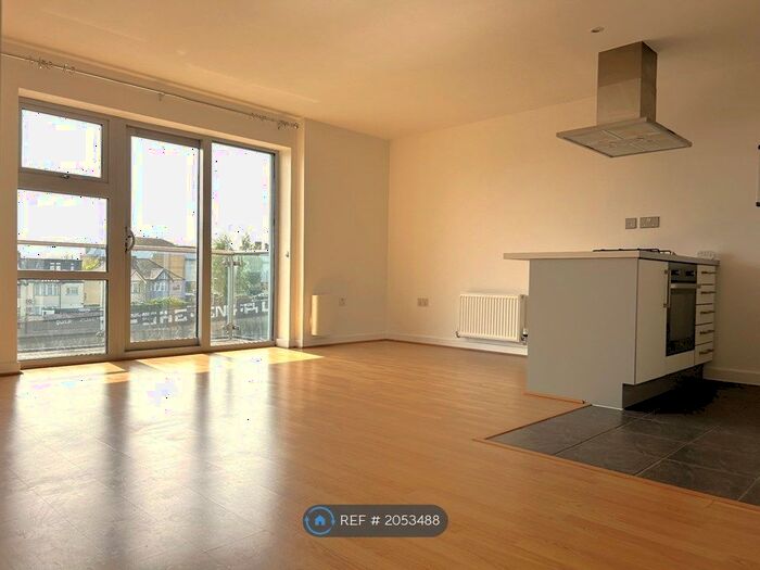2 Bedroom Flat To Rent In Queen Mary Avenue, London, E18