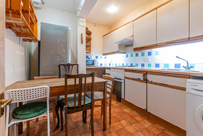 3 Bedroom Flat To Rent In L Causewayside, Edinburgh, EH9