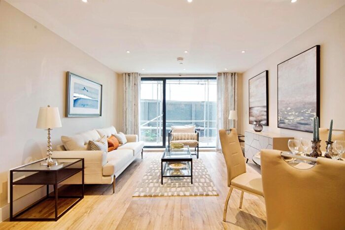 1 Bedroom Apartment For Sale In Stanborough Gardens, Hoddesdon, EN11
