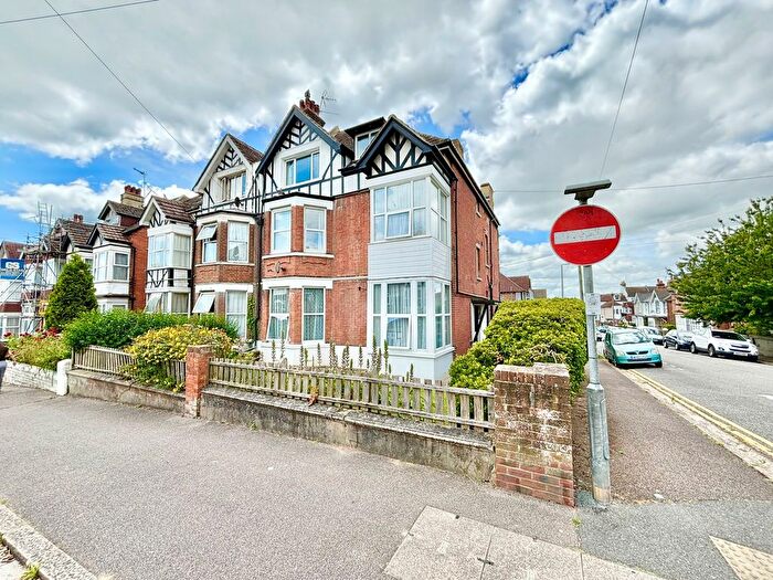 2 Bedroom Flat For Sale In Chepbourne Road, Bexhill-On-Sea, TN40