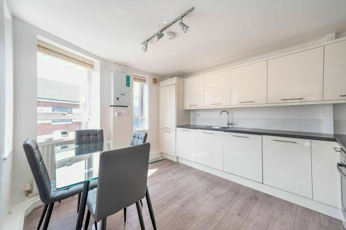 2 Bedroom Flat To Rent In Kew Bridge Court, Chiswick, London, W4