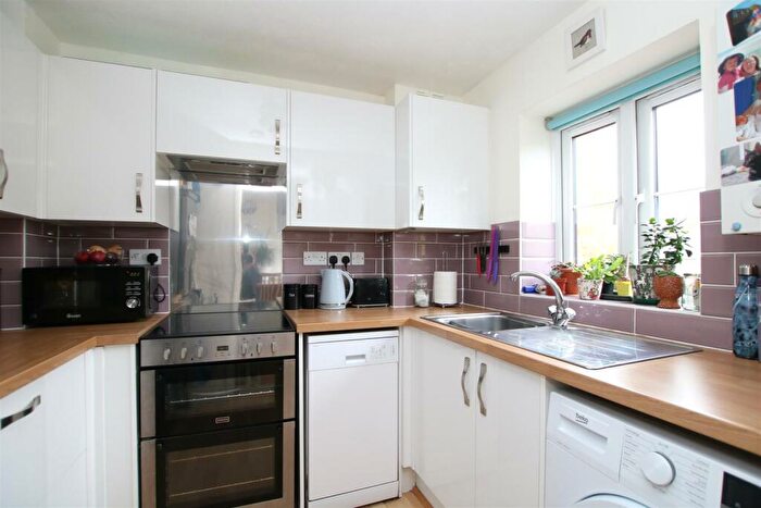 2 Bedroom Flat For Sale In Fishers Court, Horsham, RH12