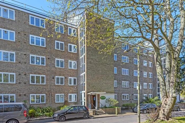 2 Bedroom Flat To Rent In Innes Gardens, London, SW15
