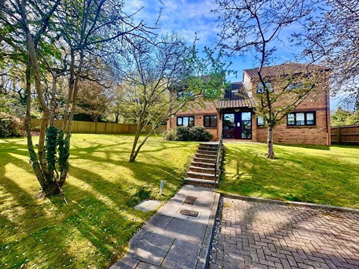 2 Bedroom Flat To Rent In Richards Close, Bushey Heath, Bushey, WD23