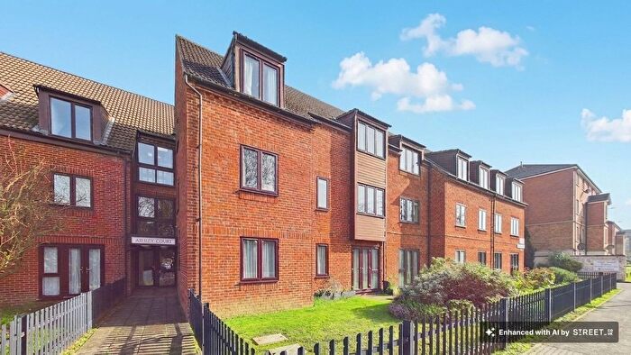 1 Bedroom Flat For Sale In Ashley Court, Hatfield, AL10