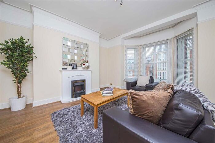 3 Bedroom Flat To Rent In Fulham Road, South Kensington, SW10
