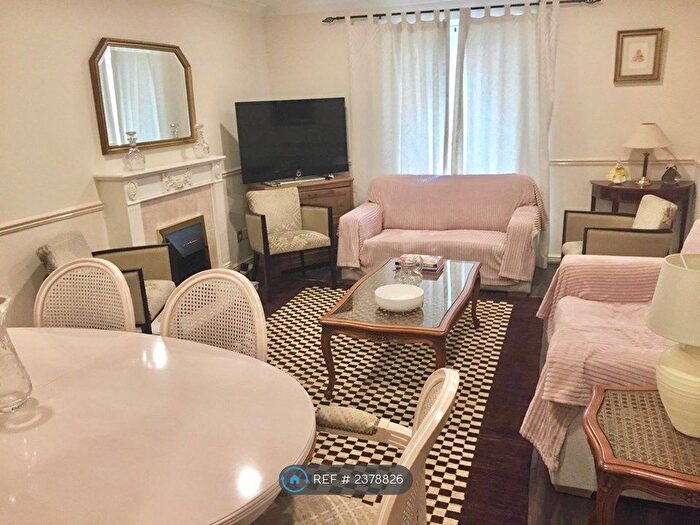 2 Bedroom Flat To Rent In Oakeford House, London, W14