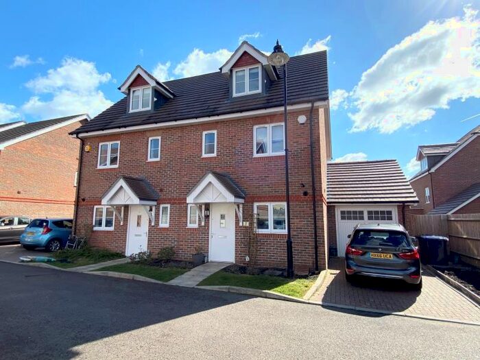 4 Bedroom Semi-Detached House To Rent In Knaphill, GU21