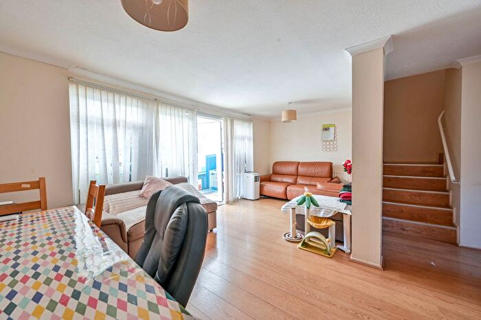 3 Bedroom Property For Sale In Robin Way, Guildford, GU2