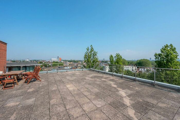 3 Bedroom Flat To Rent In Plaza Gardens, East Putney, London, SW15