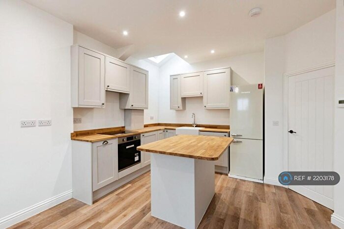 2 Bedroom Flat To Rent In The Avenue, Cirencester, GL7