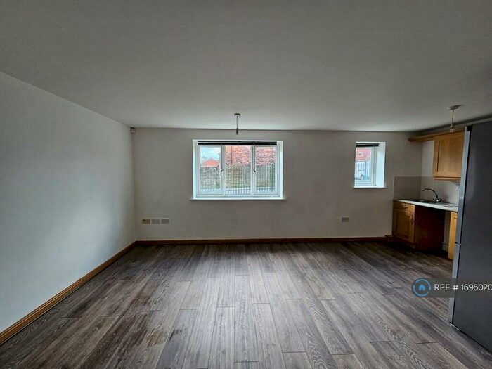 2 Bedroom Flat To Rent In Hill Top Court, Worsley, Manchester, M28