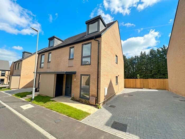 4 Bedroom Semi-Detached House To Rent In Farmstead Close, Luton, LU4