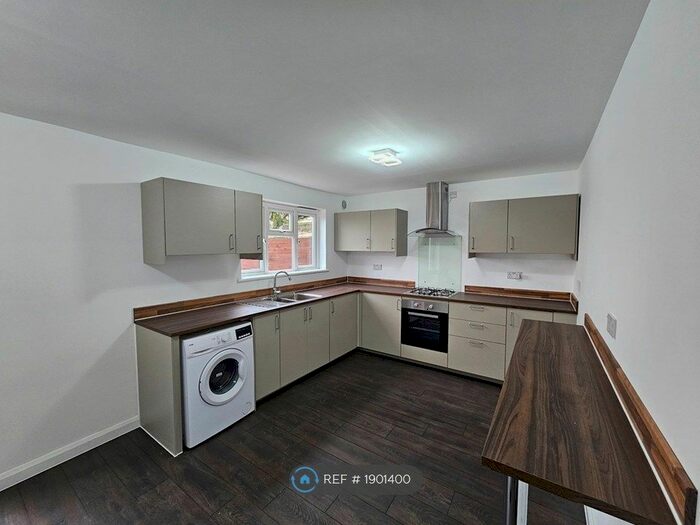 4 Bedroom Semi-Detached House To Rent In Shepherds Way, South Croydon, CR2