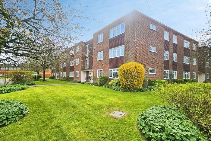 2 Bedroom Flat For Sale In Ellison Way, Tongham, Surrey, GU10