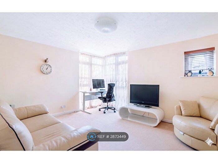 1 Bedroom Flat To Rent In Derwent Court, London, SE16