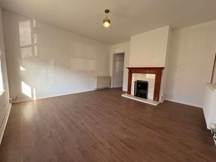 3 Bedroom Semi-Detached House To Rent In Blumfield Crescent, Slough, SL1