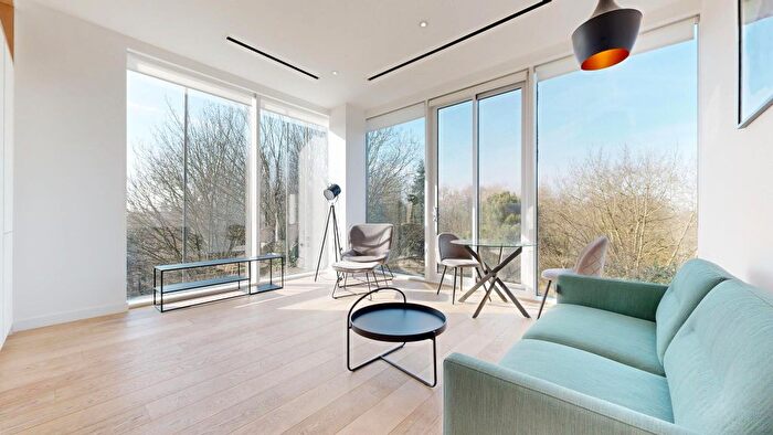 2 Bedroom Flat To Rent In Great West Road, Brentford, TW8