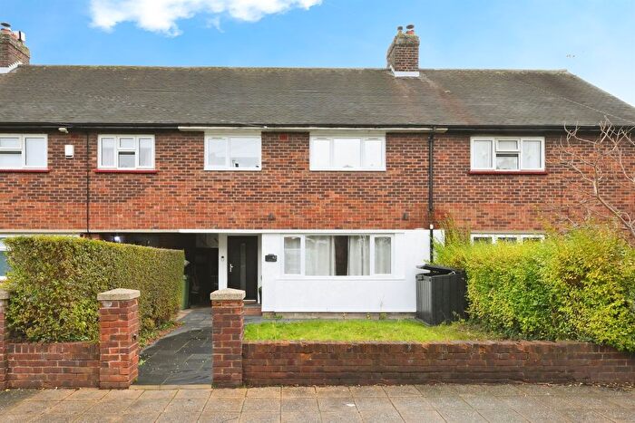 3 Bedroom Terraced House For Sale In Walton Road, Hoddesdon, EN11
