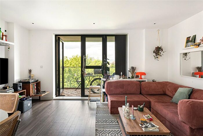 2 Bedroom Flat To Rent In Goldsmiths Row, London, E2