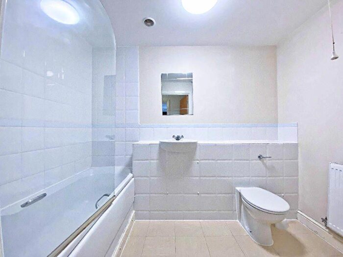 2 Bedroom Flat To Rent In Coombe Way, Farnborough, Hampshire, GU14