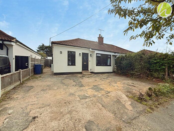 3 Bedroom Semi-Detached Bungalow For Sale In Lampits Hill Avenue, Corringham, SS17